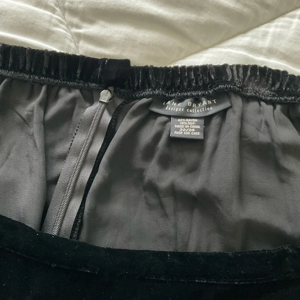 Size 22-24 long black velvet skirt - Picture 3 of 4